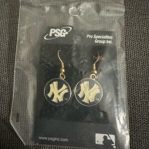 New York Yankees Dangle Earrings - brand new - Great Gift Idea!